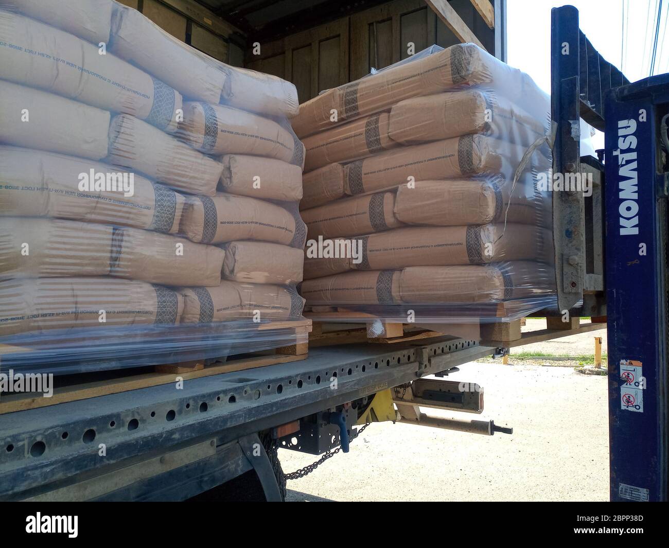 Krasnodar, Russland - 13. Juni 2019: Entladen von Säcken aus Zement von einem LKW mit einem Gabelstapler. Stockfoto