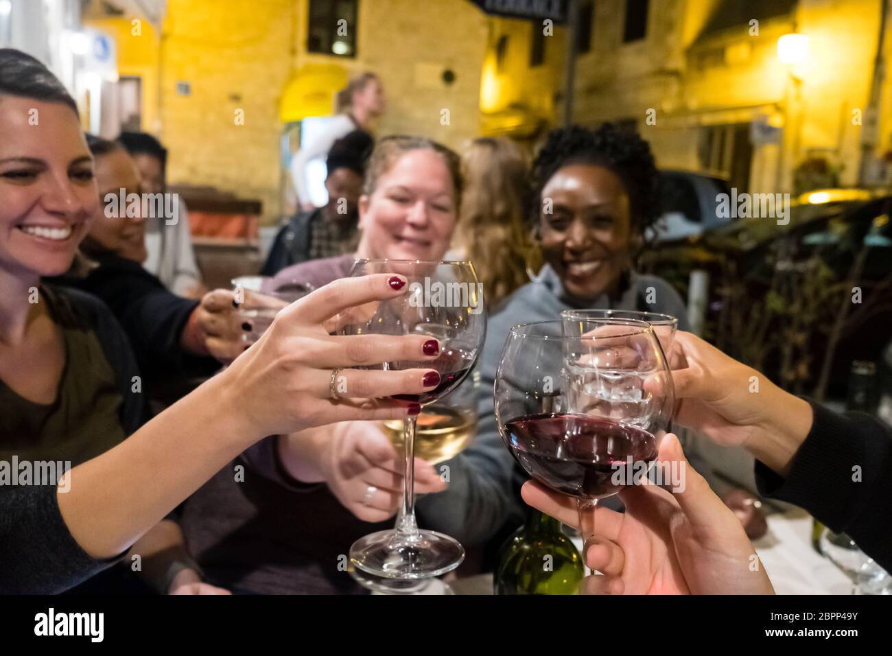 Freundinnen trinken Wein auf einer Terrasse in der Altstadt, Split, Kroatien Stockfoto