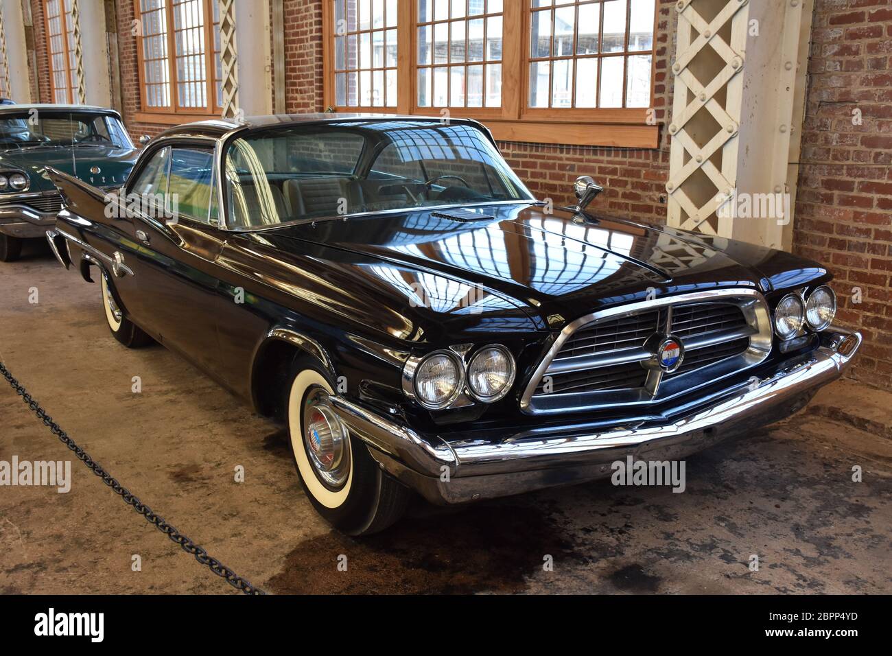 Ein Chrysler 300 Oldtimer auf dem Display im North Carolina Transportation Museum. Stockfoto