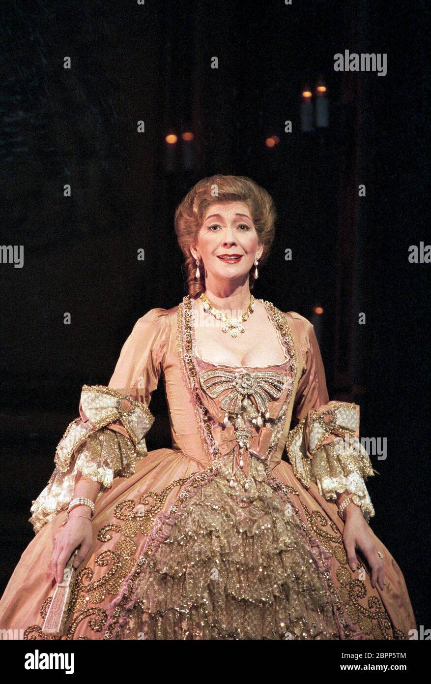 Felicity Lott (die Marschallin) in DER ROSENKAVALIER von Richard Strauss an der Royal Opera, Covent Garden, London 1995 Dirigent: Charles Mackerras Regie: John Schlesinger Stockfoto