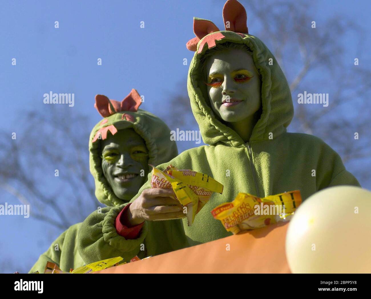Karnevalsumzug mit Heidi Klum - das deutsche Model Heidi Klum und ihr britischer Ehemann Seal beim Karnevalsumzug in Klum´s Heimatstadt Bergisch-Gladbach. Stockfoto