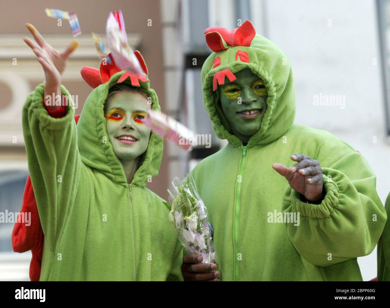 Karnevalsumzug mit Heidi Klum - das deutsche Model Heidi Klum und ihr britischer Ehemann Seal beim Karnevalsumzug in Klum´s Heimatstadt Bergisch-Gladbach. Stockfoto