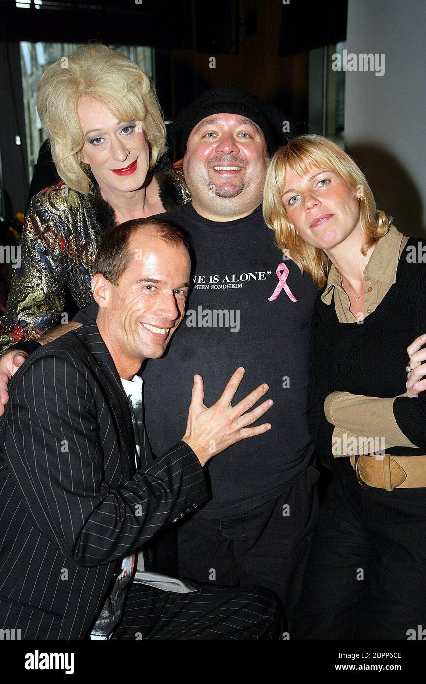 AIDS-Hilfe e.V. Köln - die Unterhaltungskünstler Cordula Stratmann, Dirk Bach, Georg Uecker und Lilo Wanders (von rechts) bei der Lebenshaus-Stiftung. Stockfoto