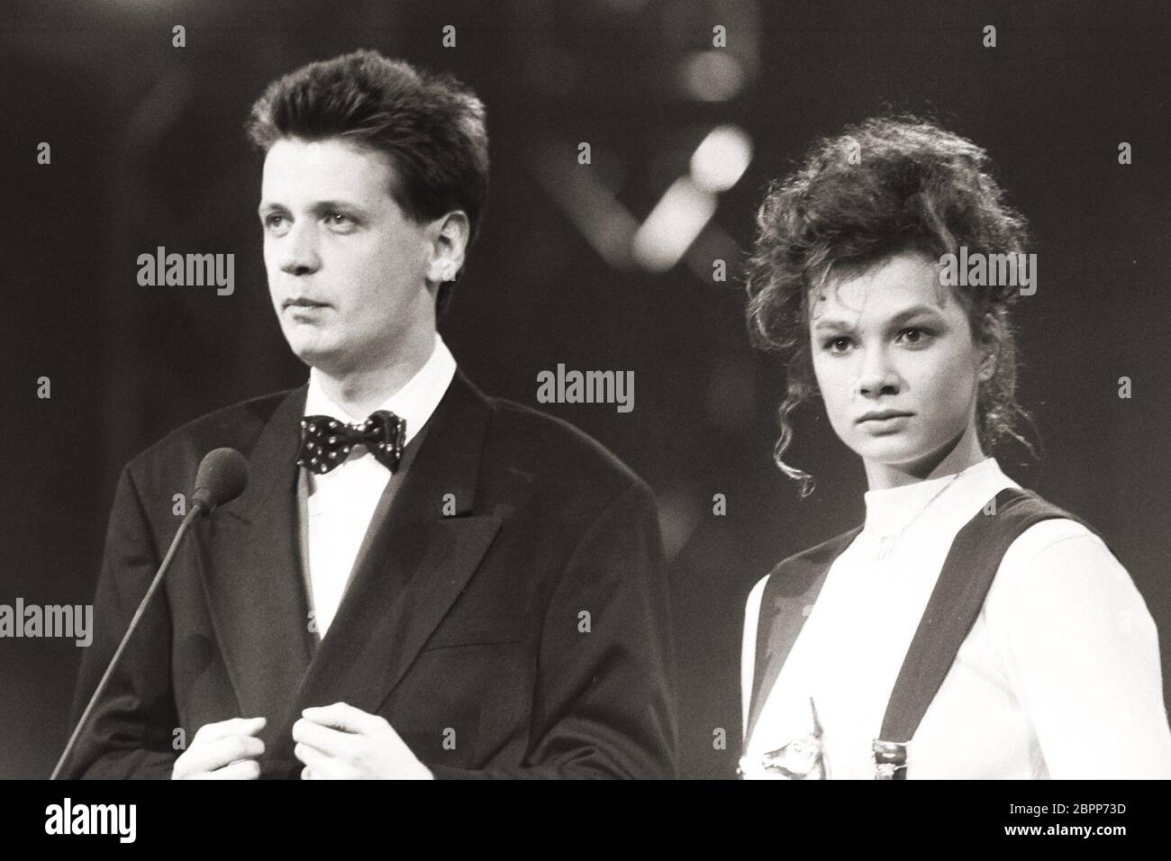 44. BAMBI Verleihung in Köln - die Preisträgerin in der Kategorie 'SPort': Die Weltklasse-Schwimmerin Franziska van Almsick. Links im Bild: Der Laudator Günther Jauch. Stockfoto