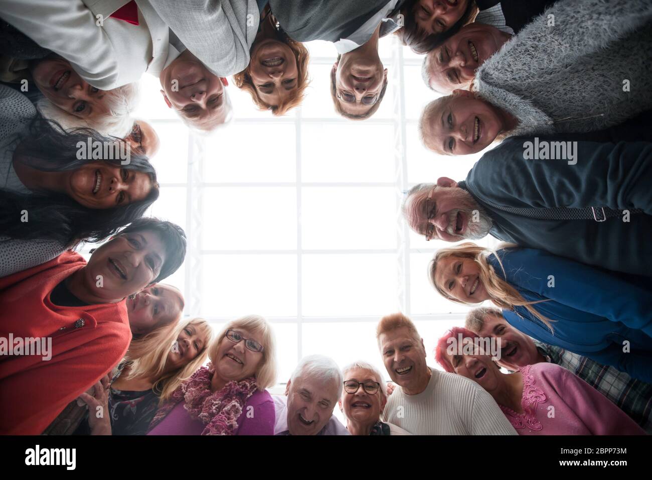 Glückliche Menschen, die auf die Kamera herabschauen Stockfoto