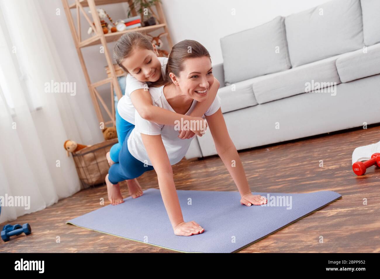 Junge Erwachsene Mutter mit ihrer Tochter Ausbildung zusammen zu Hause Stockfoto
