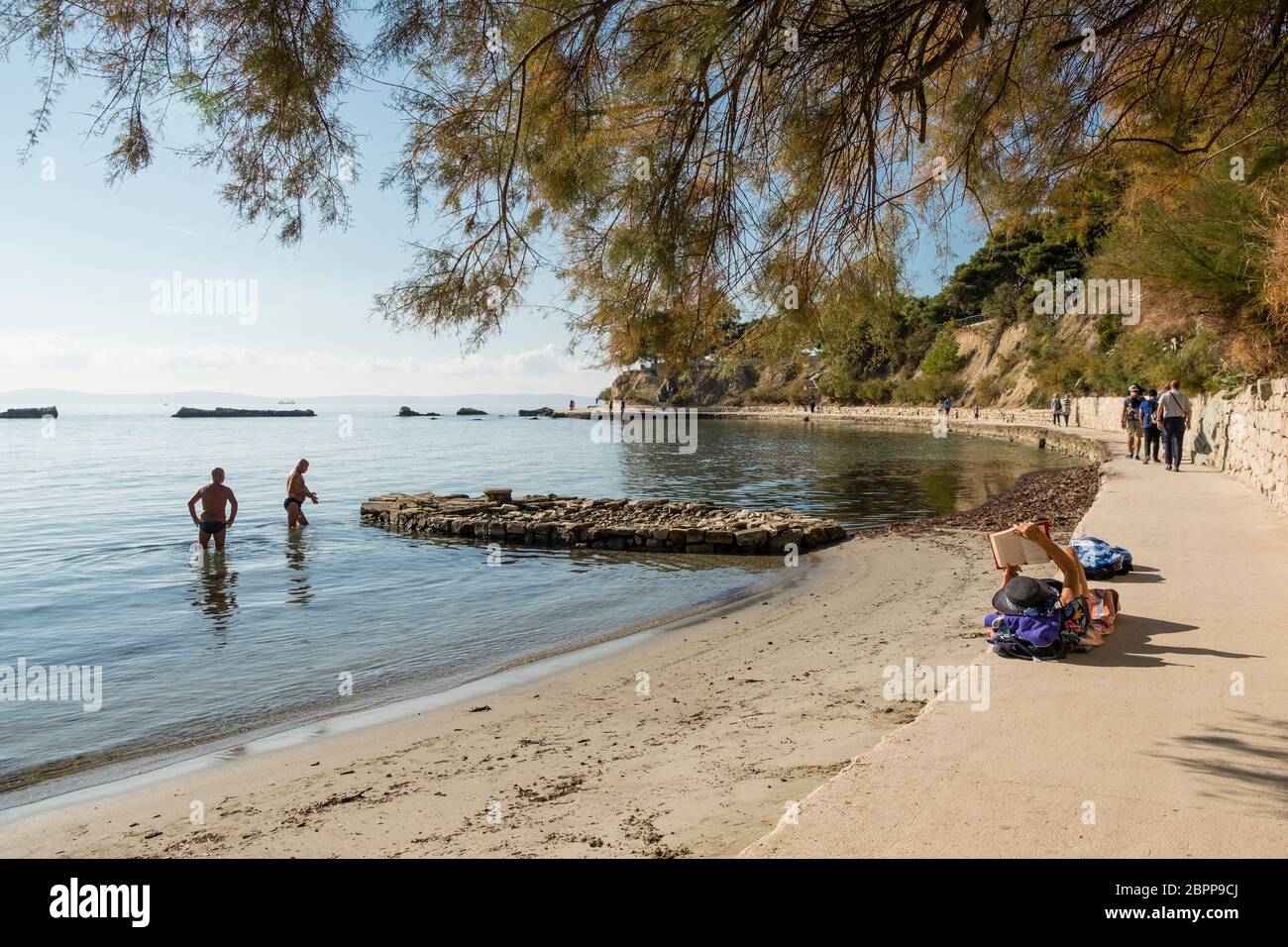 Einheimische und Touristen genießen einen sonnigen Sommertag am Strand Bacvice, Split, Kroatien Stockfoto