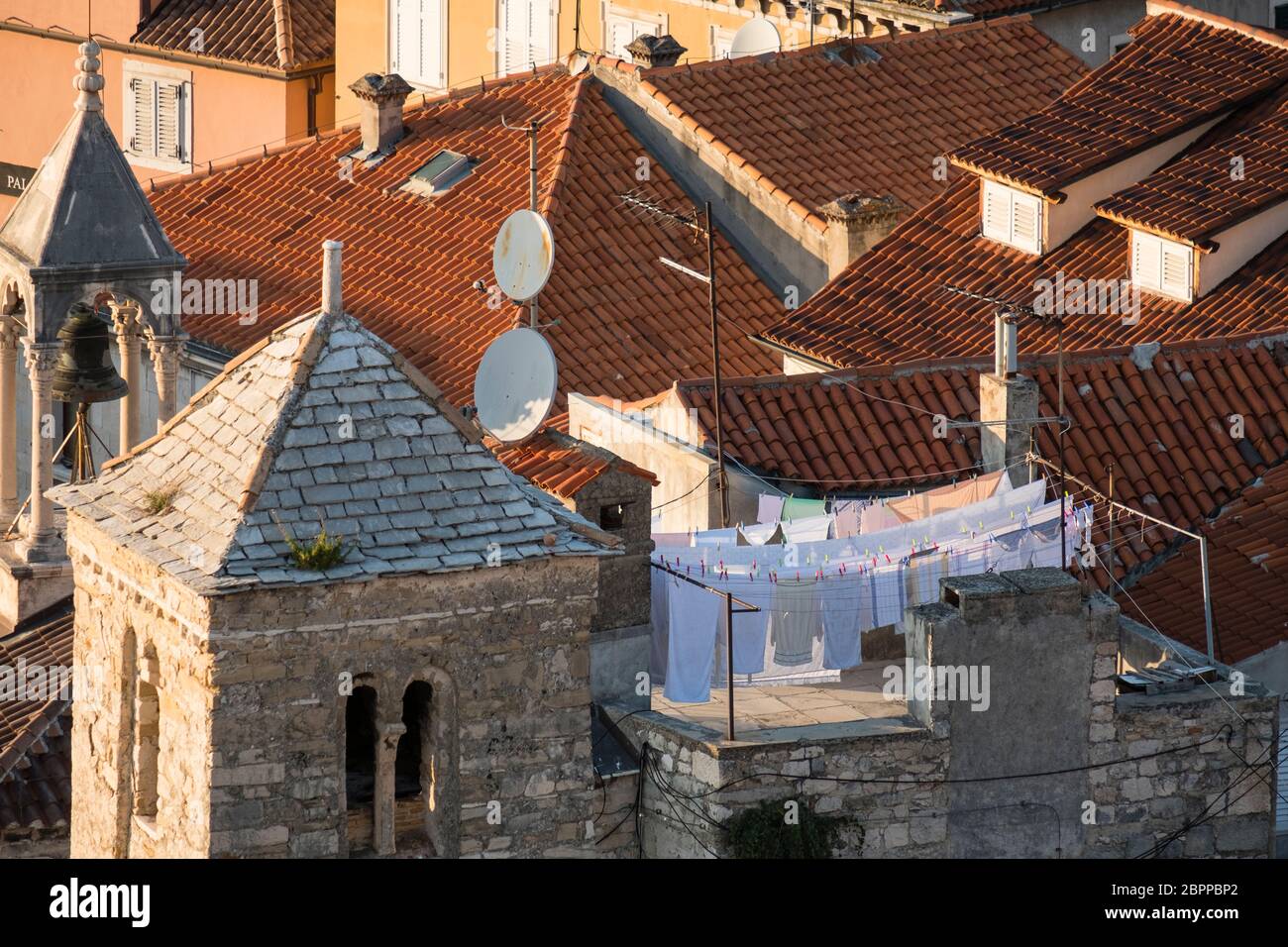 Blick hinunter auf einige mittelalterliche Residenzen in der Altstadt von Split, mit Wäsche im Freien trocknen und Satellitenschüsseln. Stockfoto