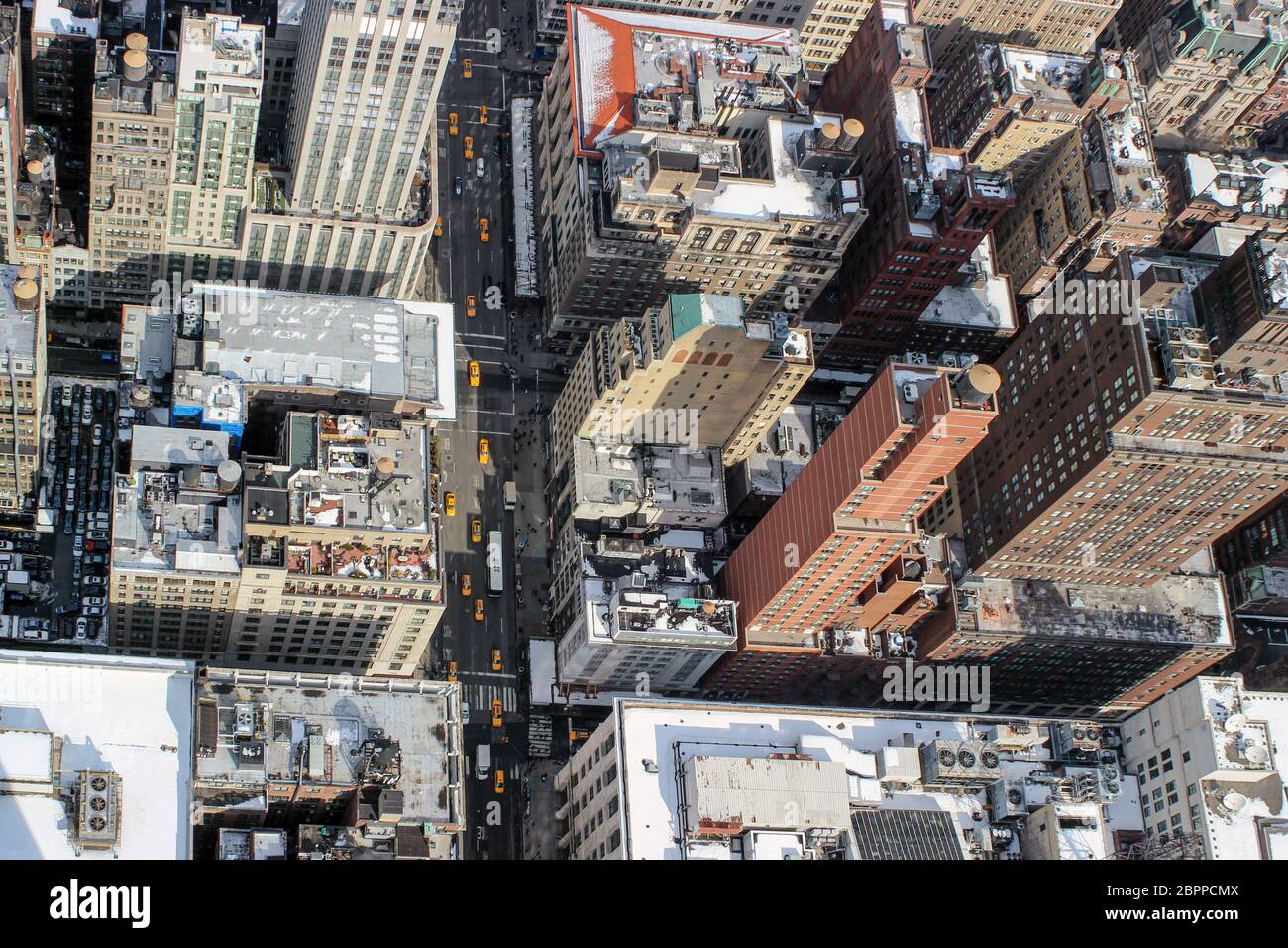 Luftaufnahme von Midtown Manhattan Gebäuden mit gelben Taxis auf der Straße in New York City, Vereinigte Staaten von Amerika Stockfoto