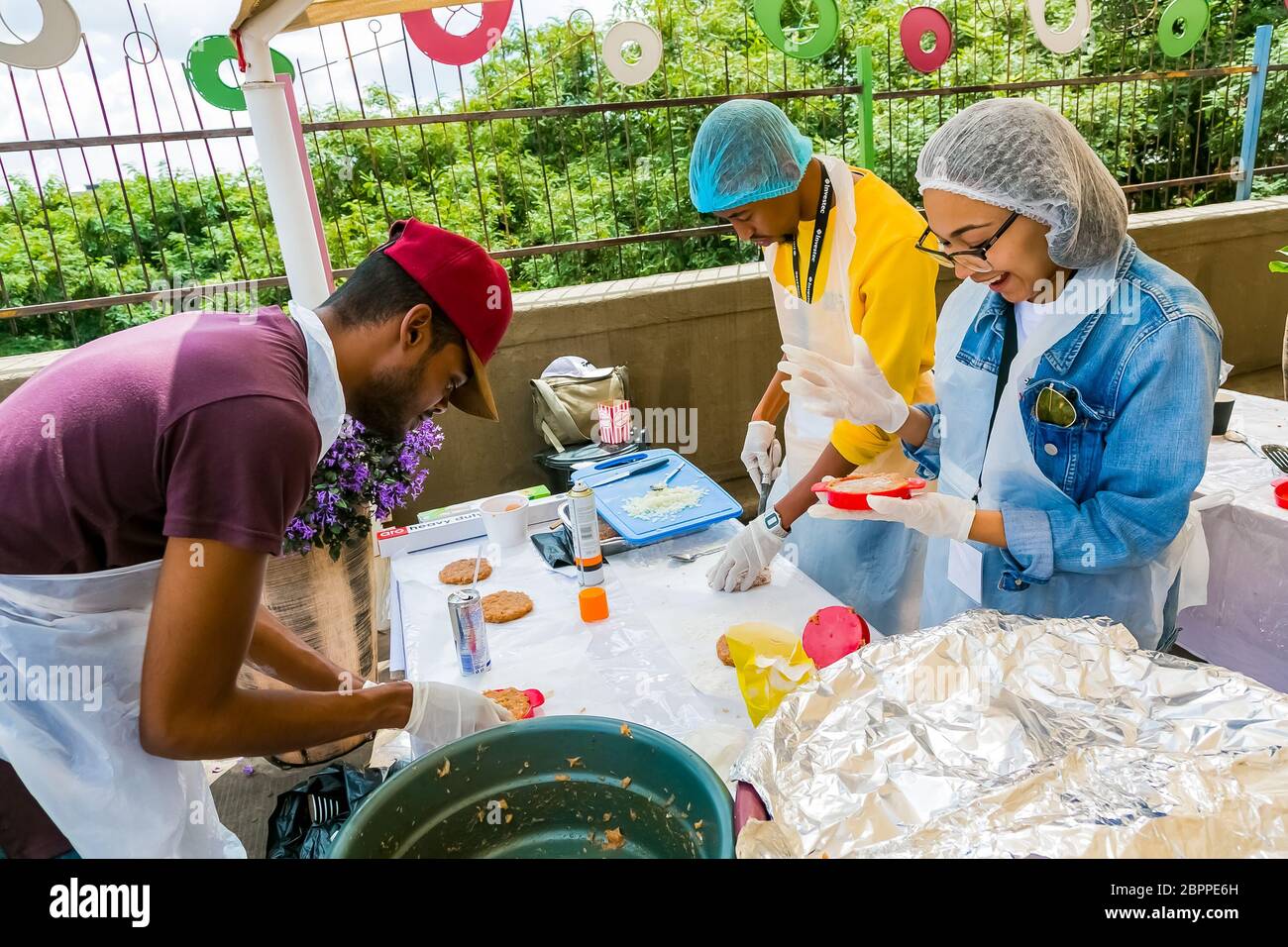 Johannesburg, Südafrika - 24. März 2018: Freiwillige Helfer der Soup Kitchen Community bereiten Mahlzeiten für afrikanische Kinder im Waisenhaus zu Stockfoto
