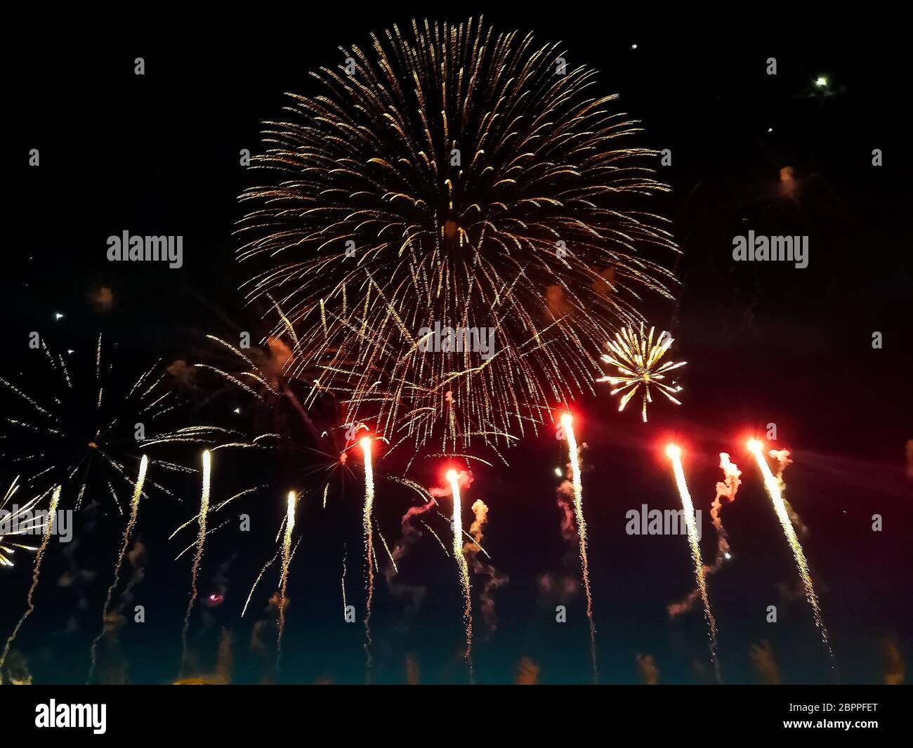 Feuerwerk am dunklen Nachthimmel, fotografiert aus der Ferne Stockfoto