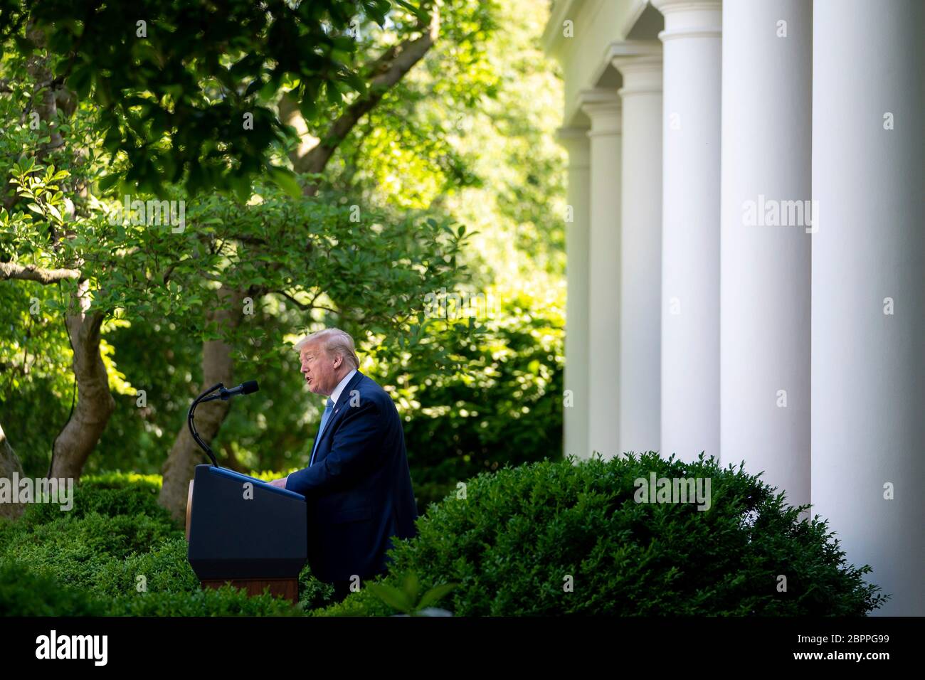 US-Präsident Donald Trump hält während der Zeremonie zur Anerkennung des Präsidenten seine Worte: Harte Arbeit, Heroismus und Hoffnung im Rosengarten des Weißen Hauses 15. Mai 2020 in Washington, D.C., die Veranstaltung ehrt Frontarbeiter, die gegen die COVID-19, die Coronavirus-Pandemie kämpfen. Stockfoto