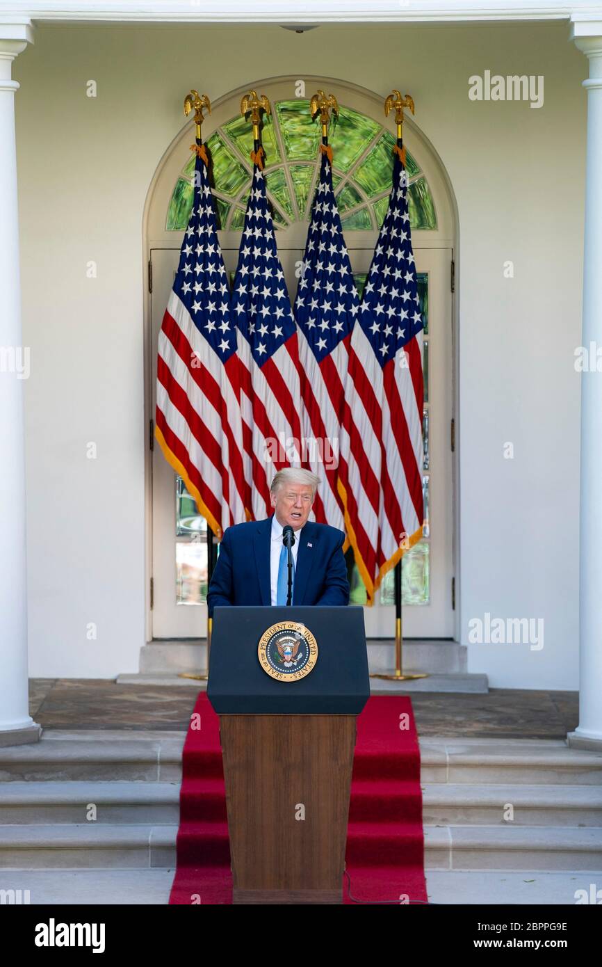 US-Präsident Donald Trump hält während der Zeremonie zur Anerkennung des Präsidenten seine Worte: Harte Arbeit, Heroismus und Hoffnung im Rosengarten des Weißen Hauses 15. Mai 2020 in Washington, D.C., die Veranstaltung ehrt Frontarbeiter, die gegen die COVID-19, die Coronavirus-Pandemie kämpfen. Stockfoto