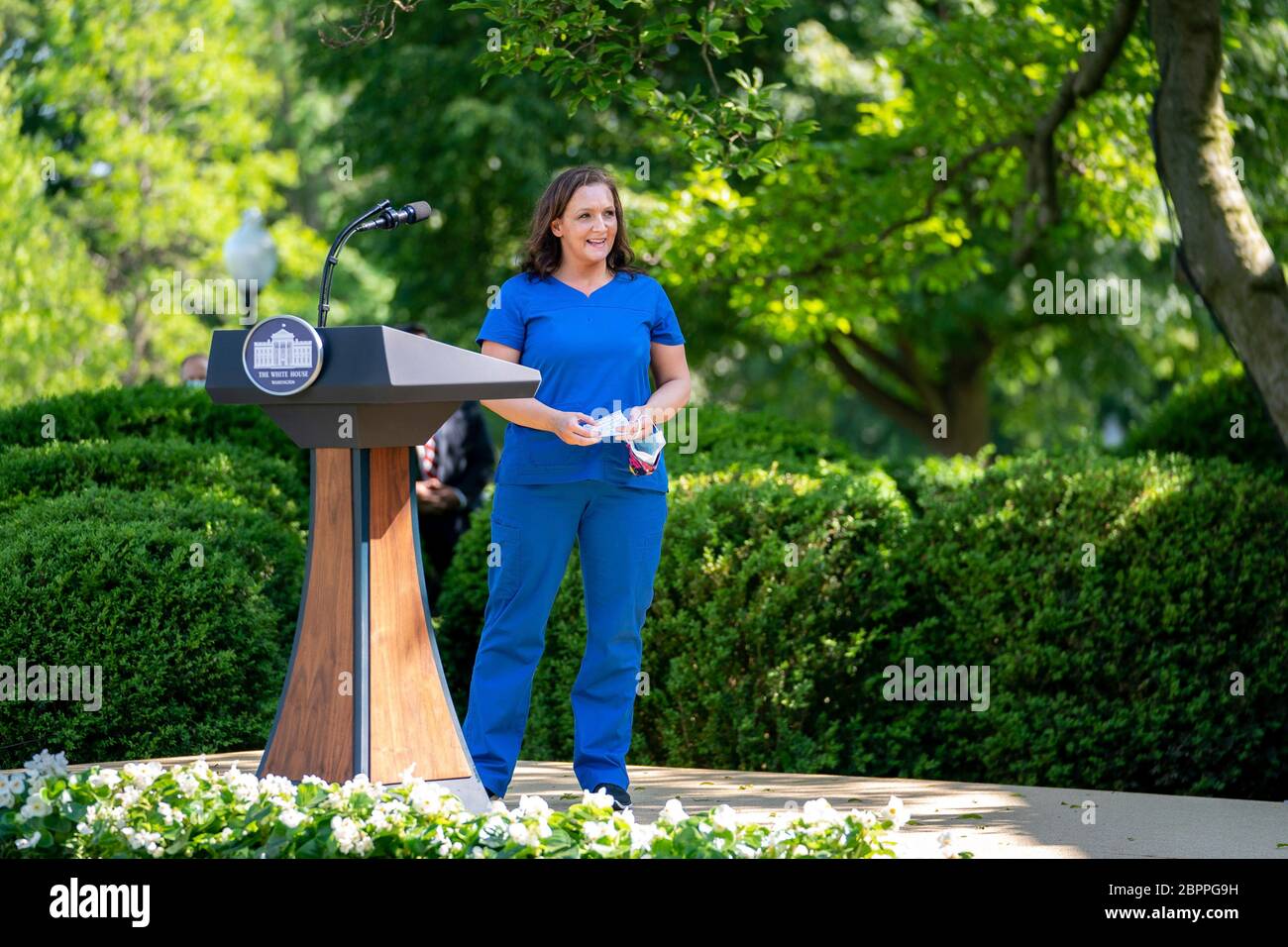 Amy Ford, Krankenschwester aus New York, hält während der Zeremonie der Anerkennung des Präsidenten: Harte Arbeit, Heroismus und Hoffnung im Rosengarten des Weißen Hauses 15. Mai 2020 in Washington, D.C. die Veranstaltung ehrte Frontarbeiter, die gegen die COVID-19, die Coronavirus-Pandemie kämpften. Stockfoto