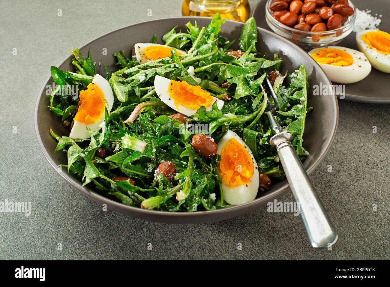 Frische, gesunde Löwenzahn Salat mit Eier und Bohnen Nahaufnahme Stockfoto