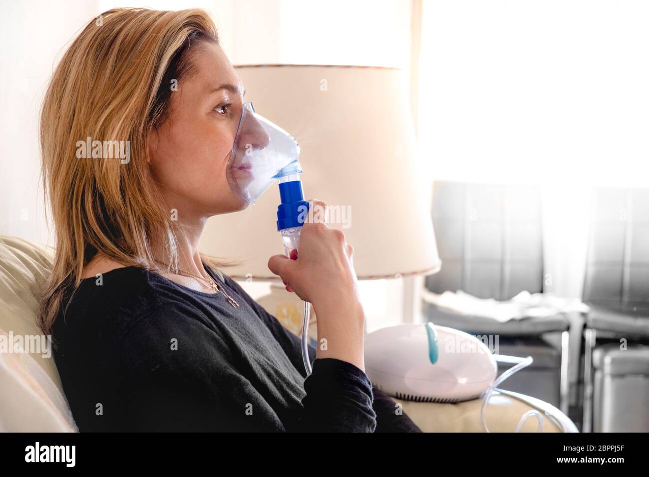 Vernebler Frau Aerosol Inhalator Maschine Medizin zu Hause. Stockfoto