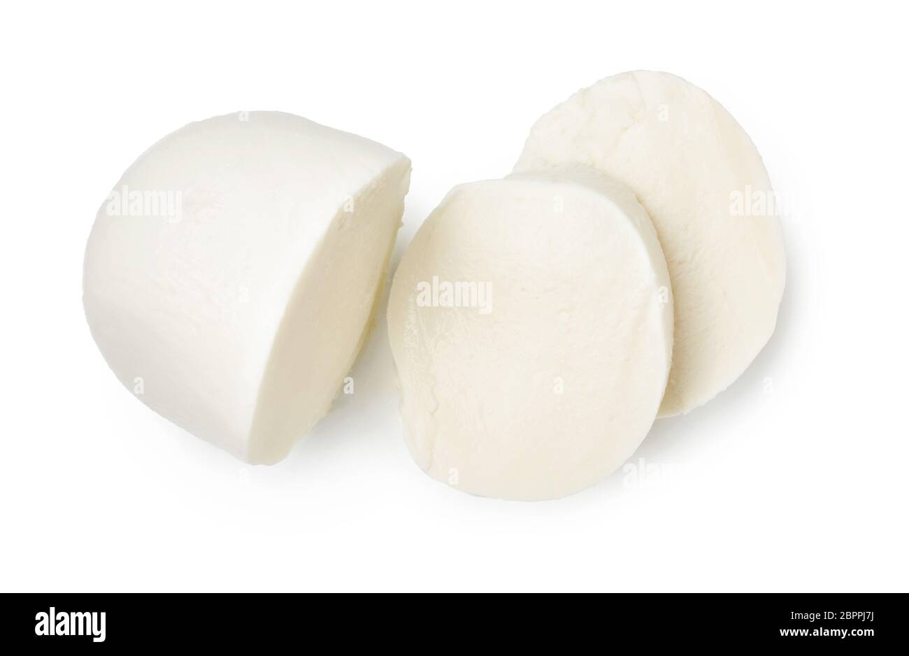 Stücke von Mozzarella Büffelkäse isoliert auf weißem Hintergrund. Draufsicht auf Käse in Scheiben. Stockfoto