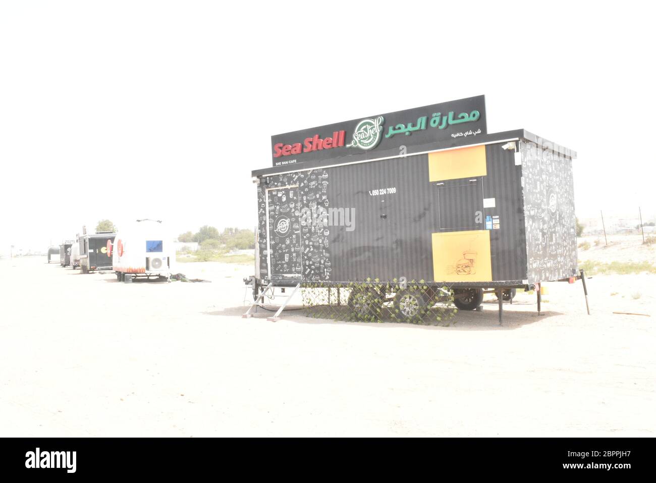 Fastfood-Wohnwagen in Abu Dhabi, Vereinigte Arabische Emirate, 18. Mai 2020. Stockfoto