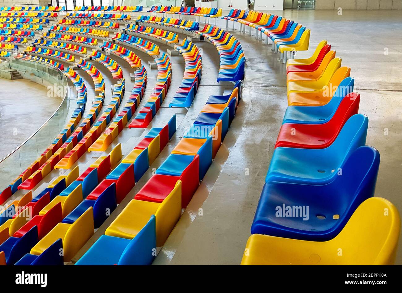 Bänke in verschiedenen Farben in einem Sportstadion Stockfoto