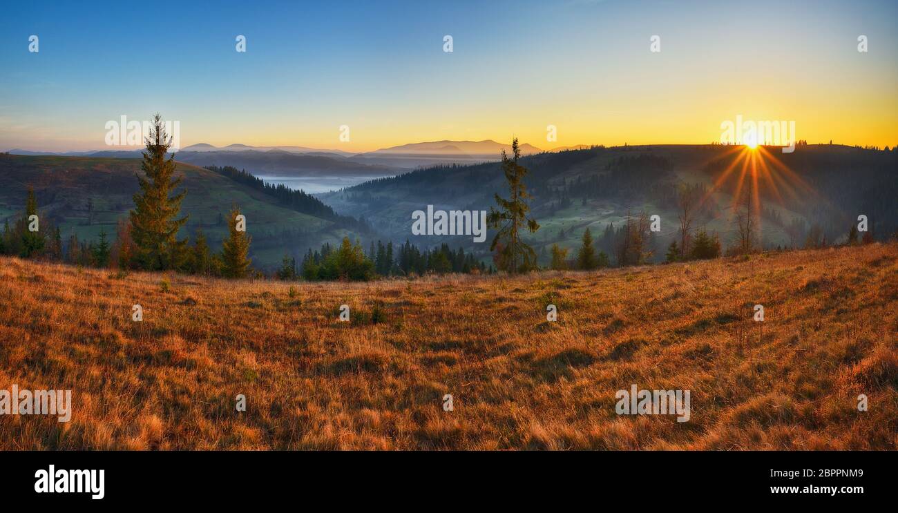 Majestätische Herbst ländliche Landschaft. Landschaft mit Bergen mit Morgennebel Stockfoto