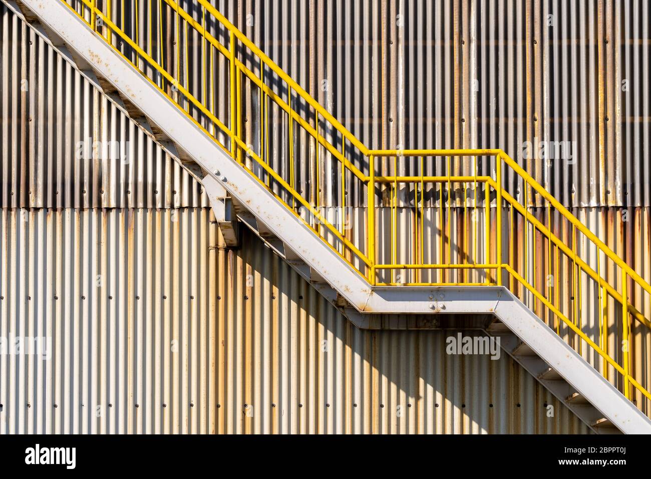 Old Metal Warehouse Door Stockfotos Und Bilder Kaufen Alamy