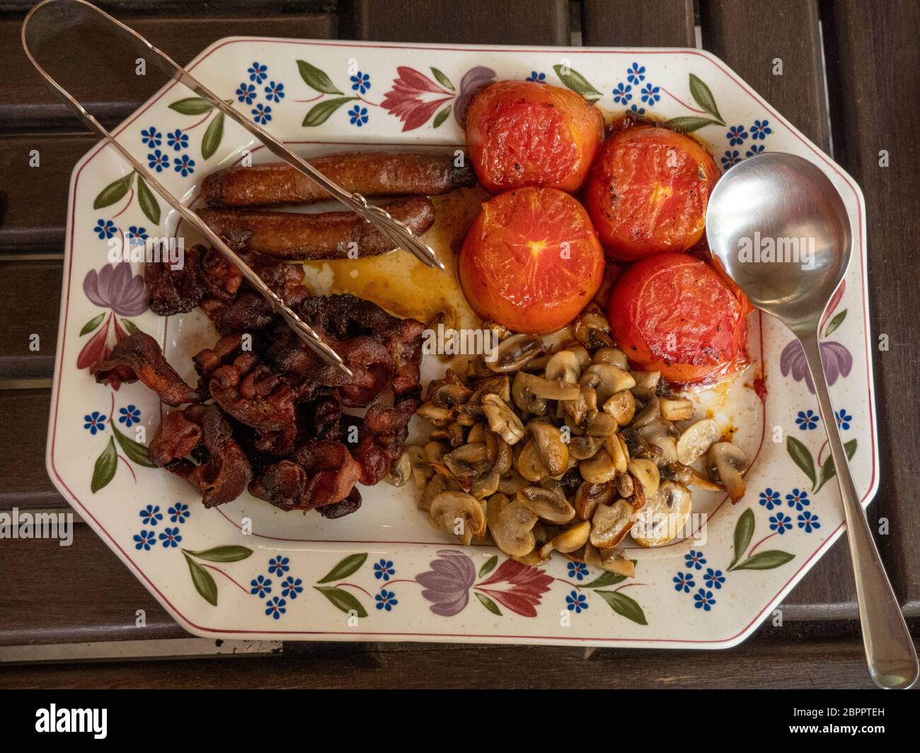 Eine Platte mit typischen Speisen für ein englisches Frühstück Stockfoto