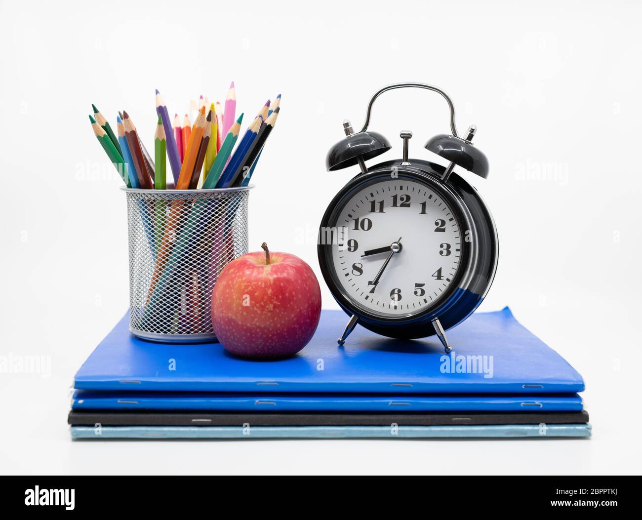 Zeit für die Schule Konzept mit Bücher, Bleistifte und Wecker Stockfoto