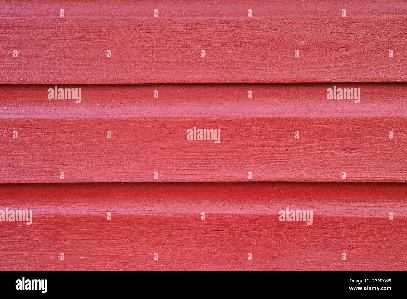 Rot bemalte Holzwand einer Kabine Stockfoto