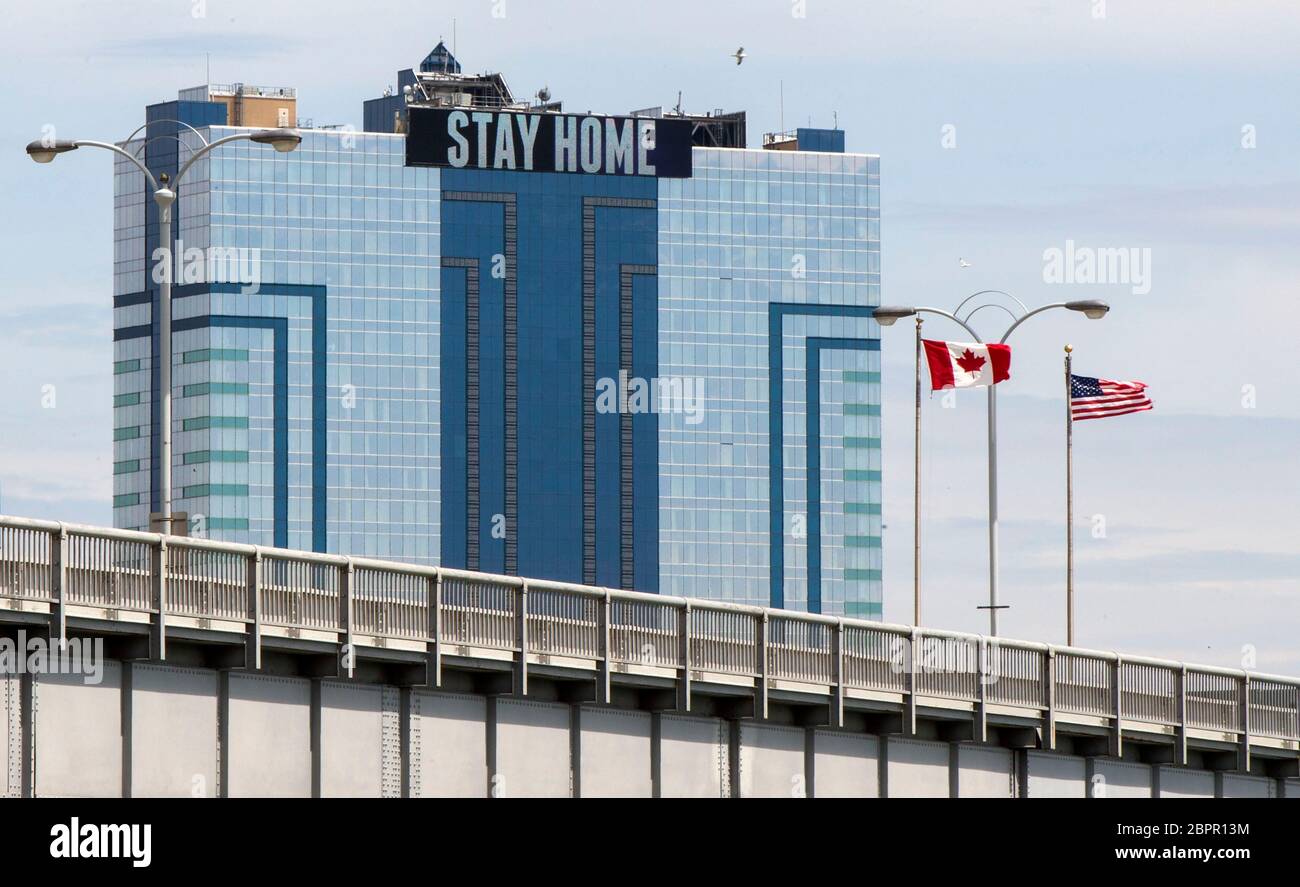 Niagara, Kanada. Mai 2020. Kanadische und US-Nationalflaggen sind von der kanadischen Seite der Rainbow Bridge in Niagara Falls, Ontario, Kanada, am 19. Mai 2020 zu sehen. Der kanadische Premierminister Justin Trudeau kündigte am Dienstag an, dass Kanada und die Vereinigten Staaten sich erneut darauf geeinigt haben, die Grenze für alle nicht notwendigen Reisen für einen weiteren Monat im Zuge der anhaltenden COVID-19-Pandemie zu schließen. Am Dienstag Nachmittag gab es 79,070 bestätigte COVID-19 Fälle in Kanada mit über 5,900 Todesfällen, während die Vereinigten Staaten mehr als 1 haben. Kredit: Xinhua/Alamy Live News Stockfoto