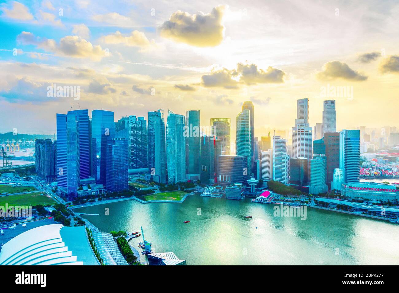 Singapore Downtown Core Luftaufnahme von Marina Bay im Sonnenuntergang mit Wolken Stockfoto