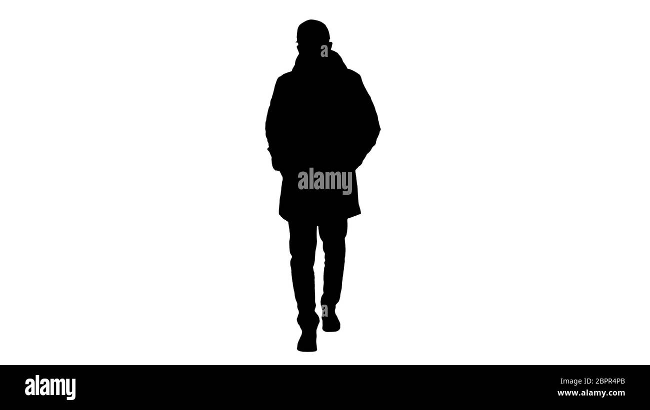 Silhouette Mann im warmen Mantel zu Fuß und setzen auf medizinische Maske. Stockfoto