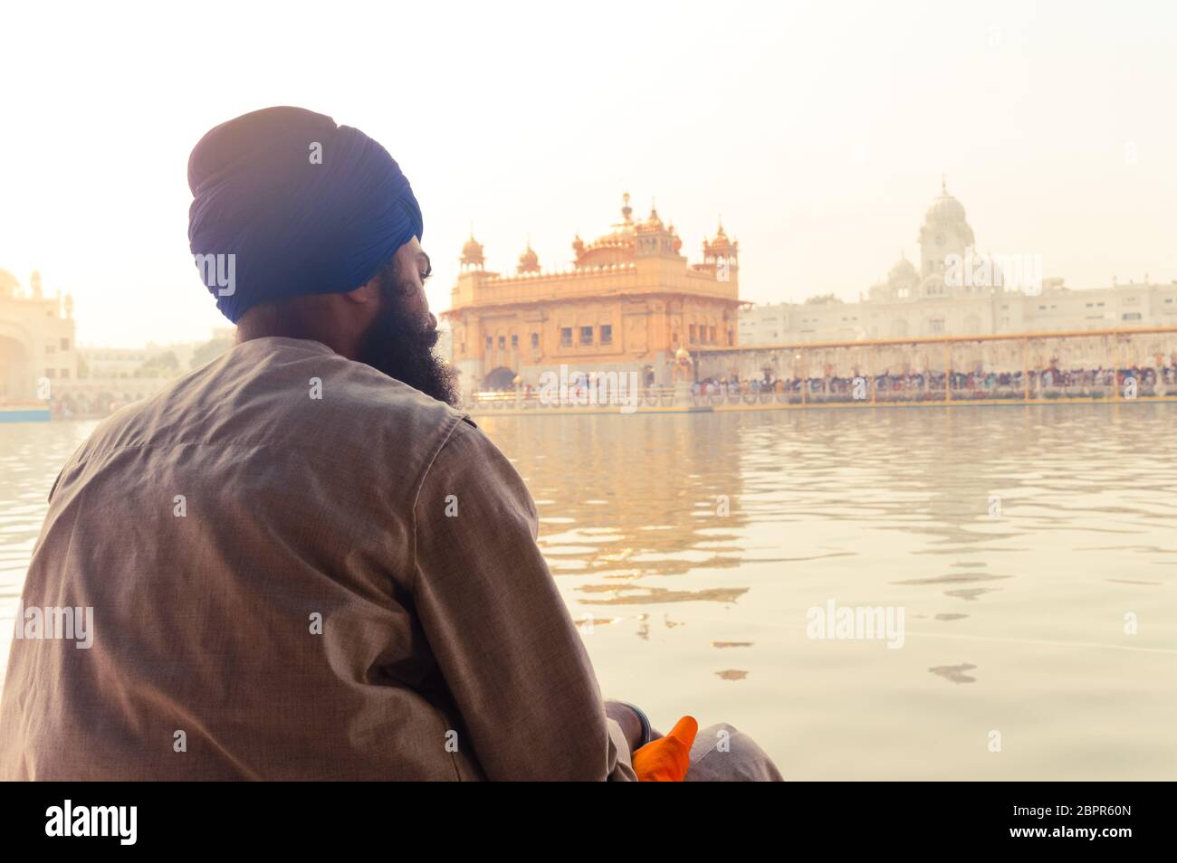 Nicht identifizierbare Punjabi Sikh pilgrim Anhänger 'Nihang Warrior' sitzen durch den heiligen Pool und Meditieren vor der Goldenen Tempel ('Harmandir Sahib Darba Stockfoto