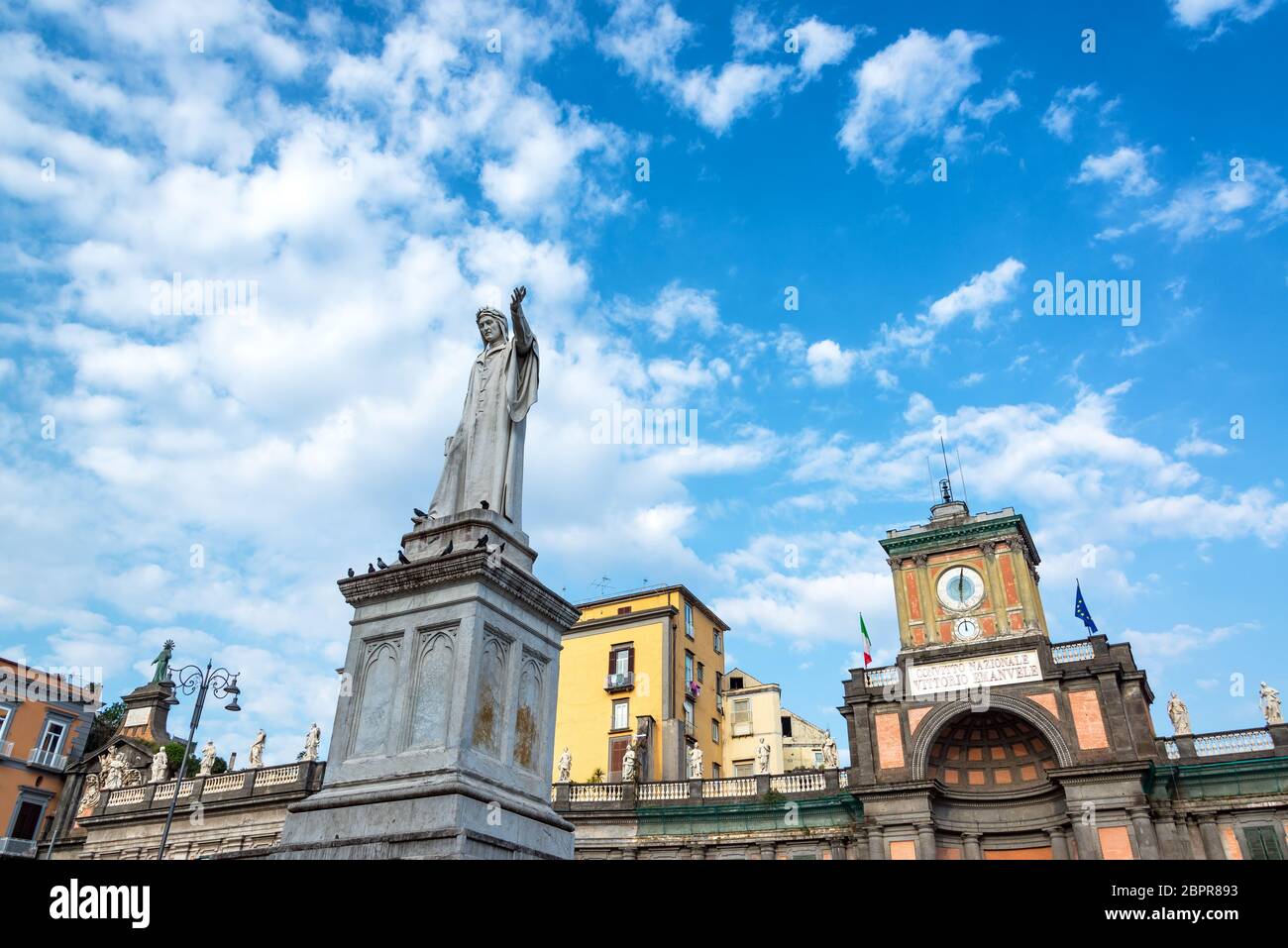 Statue von Dante Alighieri mit historischer Architektur in Piazza Dante in Neapel, Italien Stockfoto