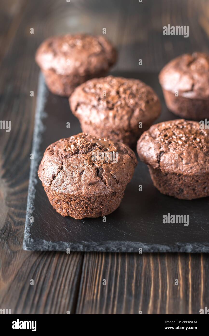 Chocolate Muffins auf den schwarzen Stein board Stockfoto