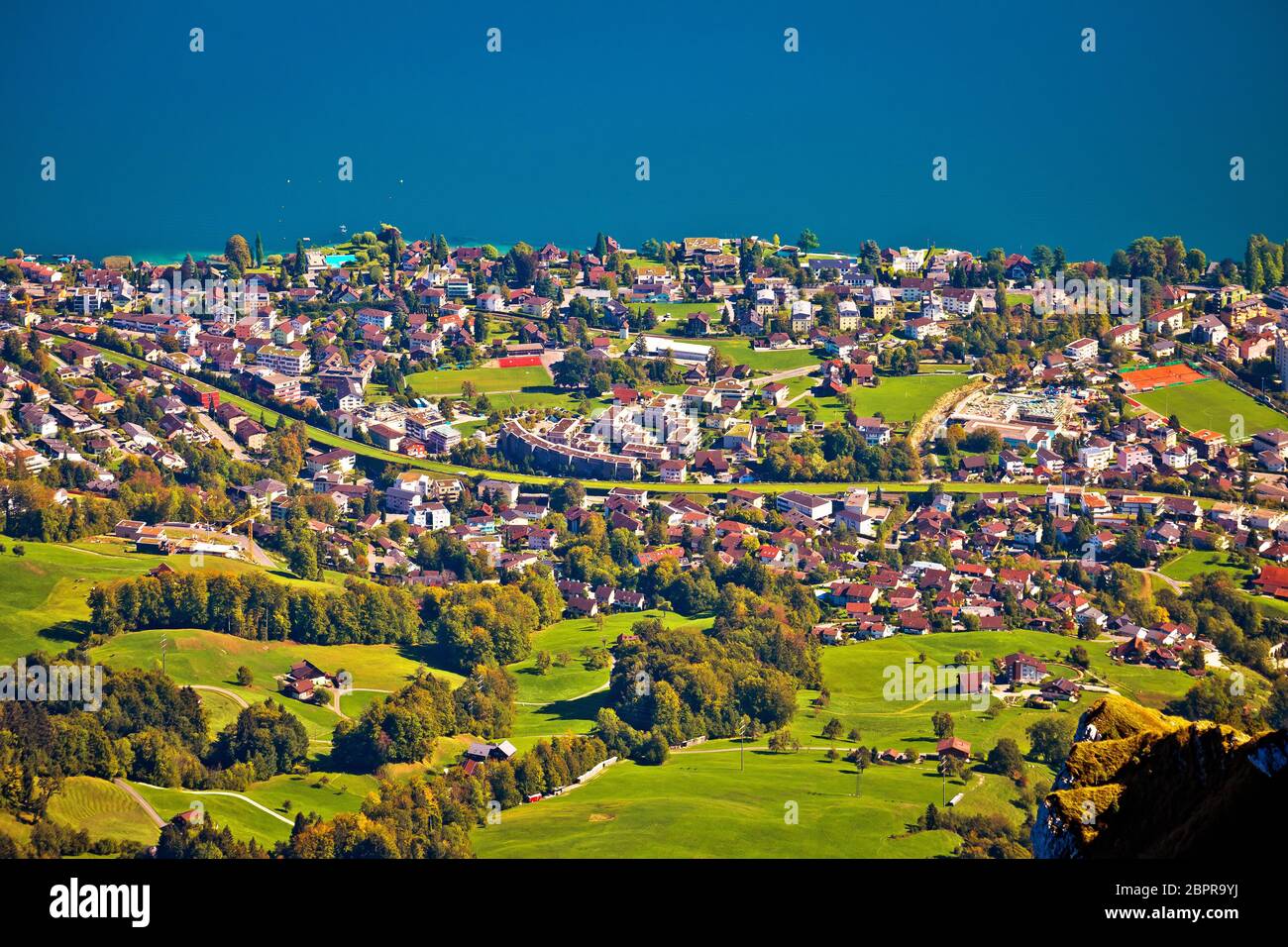 Hergiswil Dorf Und See Luzern Luftaufnahme Vom Pilatus Landschaft Berg hergiswil-dorf-und-see-luzern-luftaufnahme-vom-pilatus-landschaft-berg