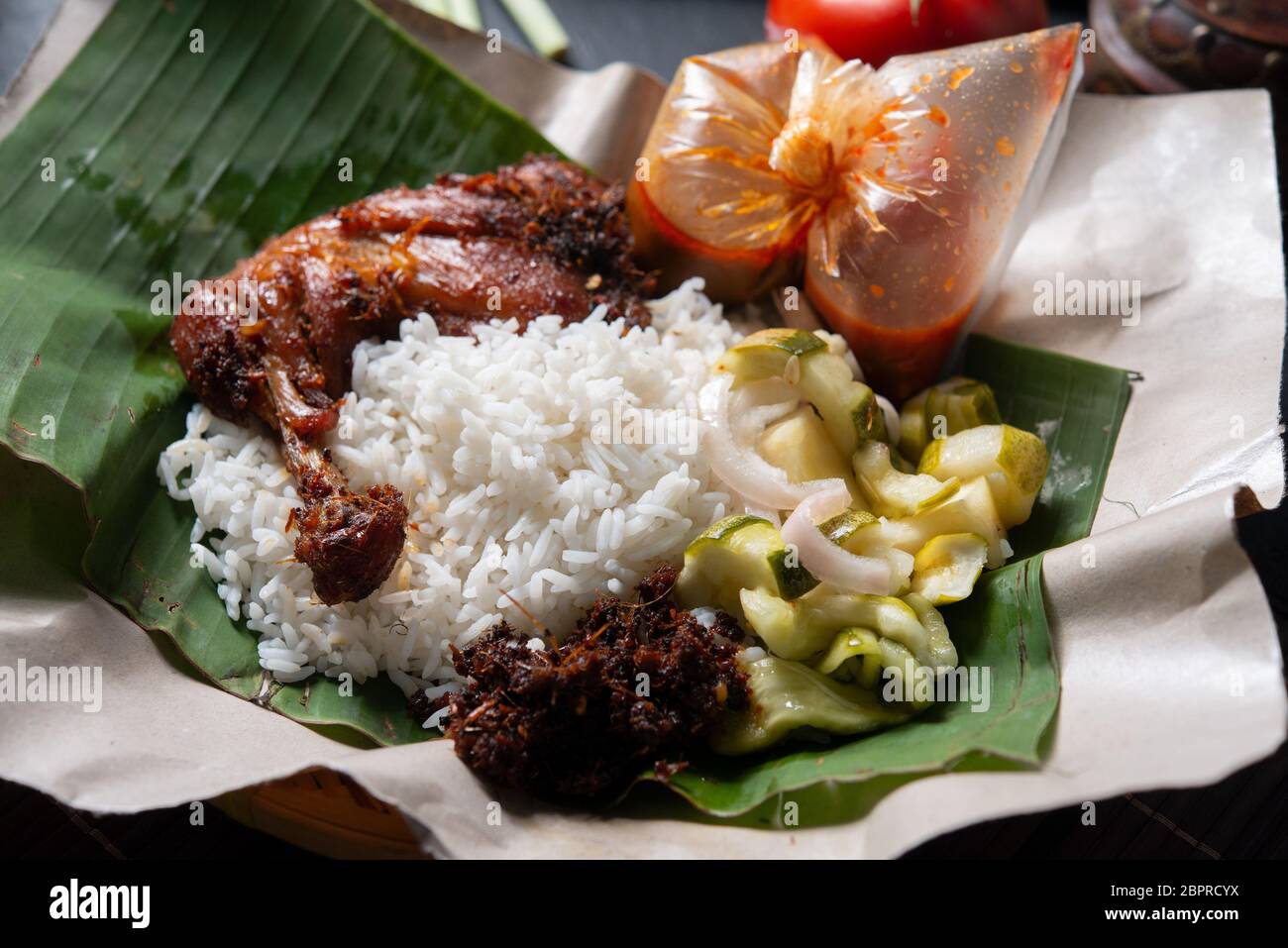 Nasi Lemak kukus mit Huhn, beliebten traditionellen malaysischen lokalen Essen. Stockfoto