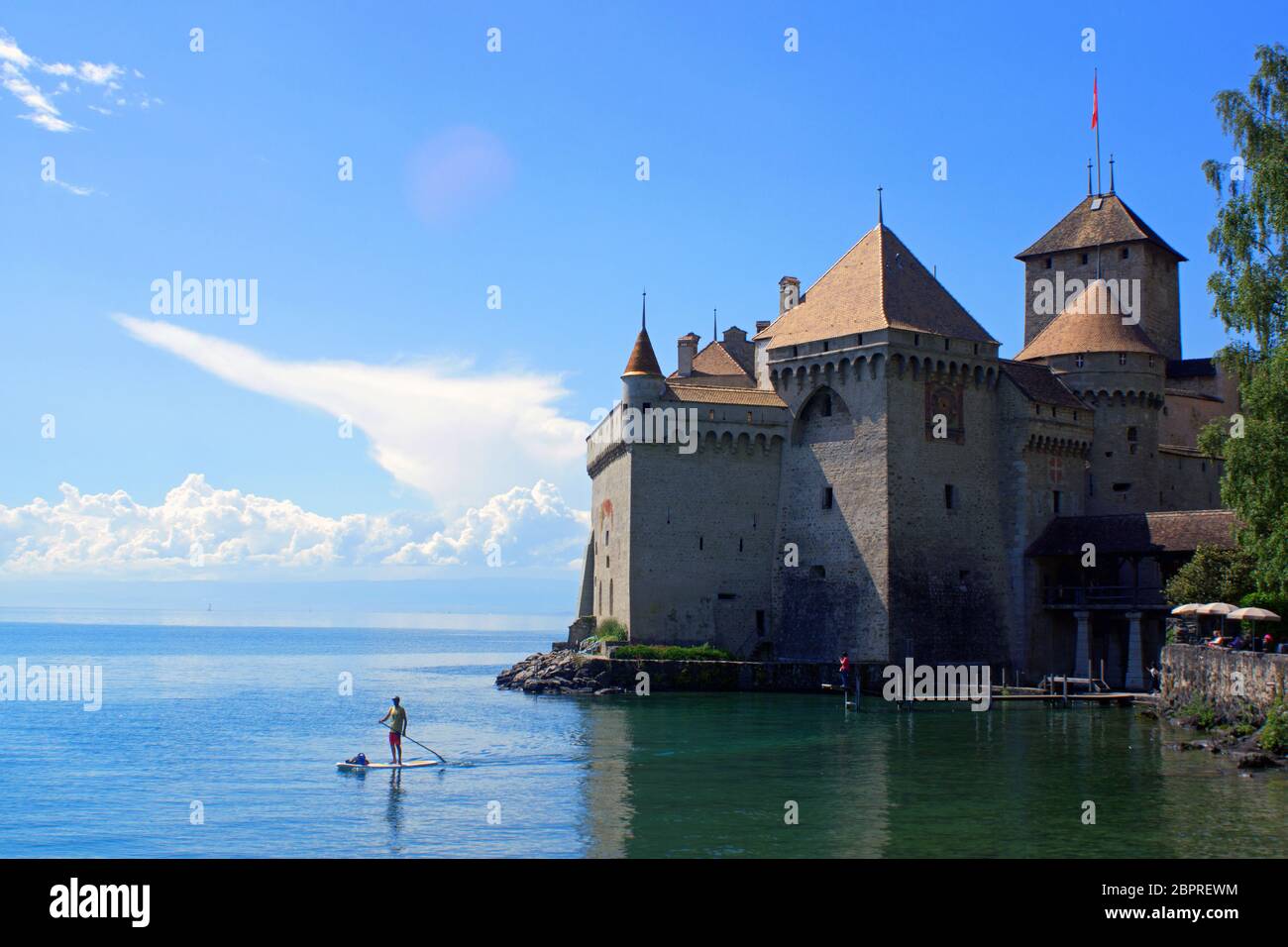 Paddelboarding auf dem Genfer See in der Schweiz mit historischem Schloss im Hintergrund Stockfoto