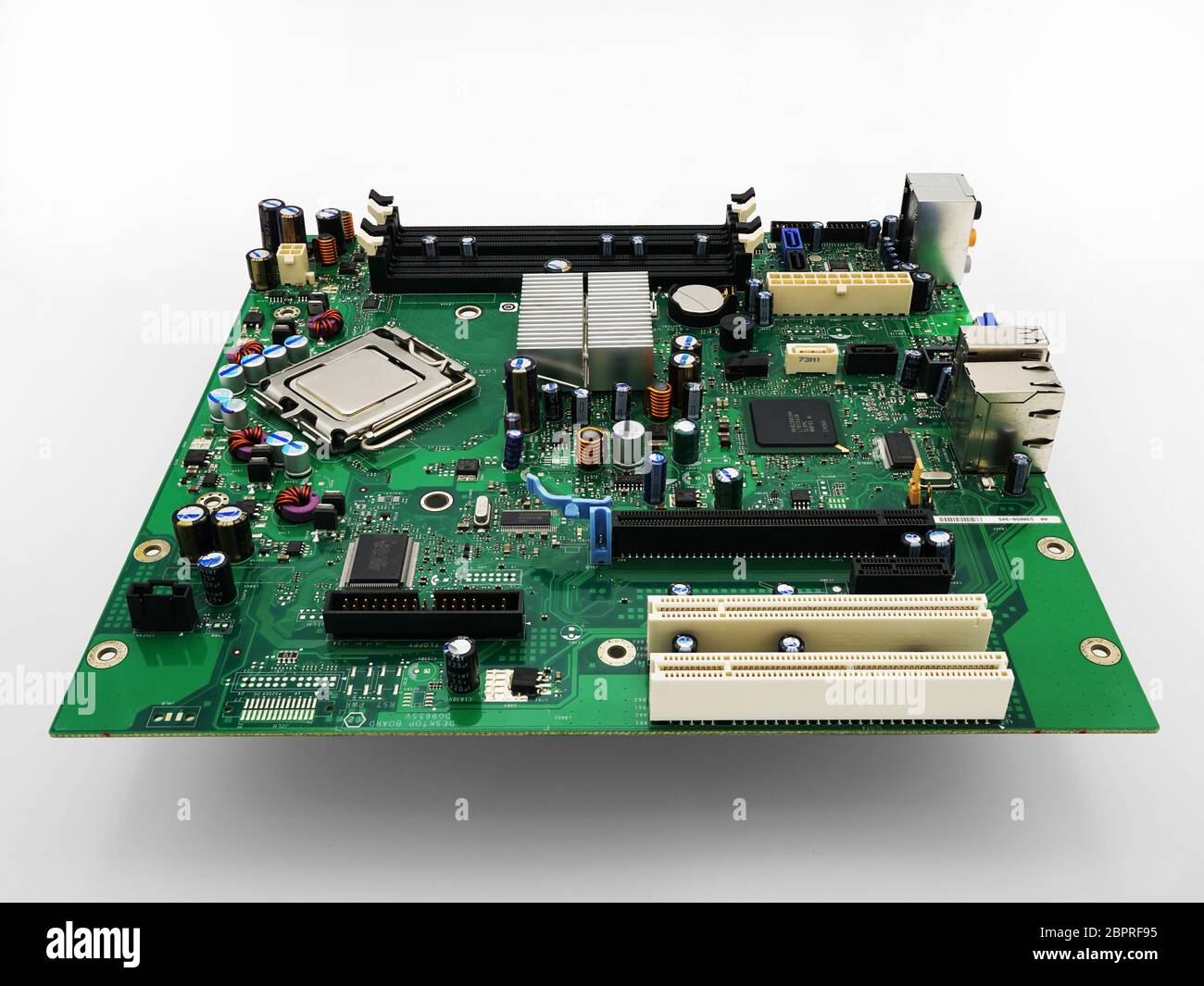 Hochauflösendes Bild einer Computerplatine, die von einem Computer entfernt wurde, der vor einem weißen Hintergrund isoliert ist. Stockfoto