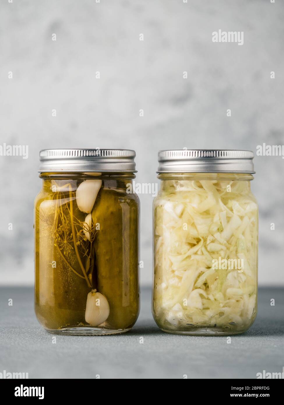 Gurken und Sauerkraut auf grauem Hintergrund mit Textraum für Text ...