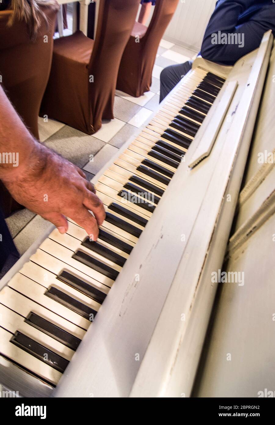 Süße Musik mit den Tasten mit den Fingern der Hand des alten Musiker gespielt Stockfoto