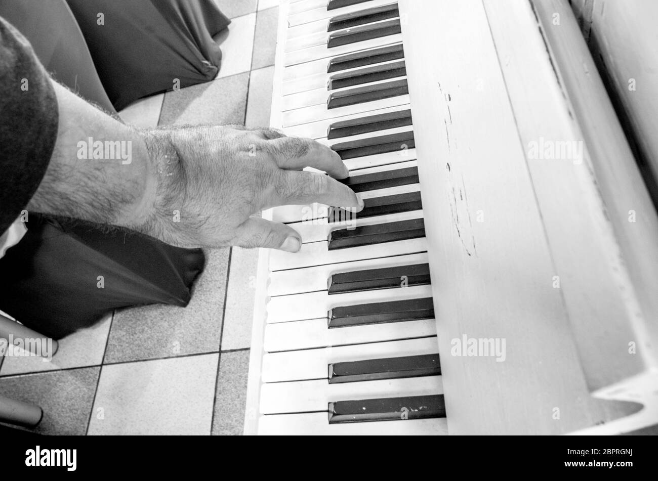 Süße Musik mit den Tasten mit den Fingern der Hand des alten Musiker gespielt Stockfoto