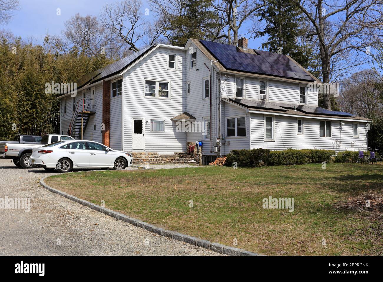 Mehrfamilienhaus mit Solarpaneelen Stony Brook Long Island New York Stockfoto