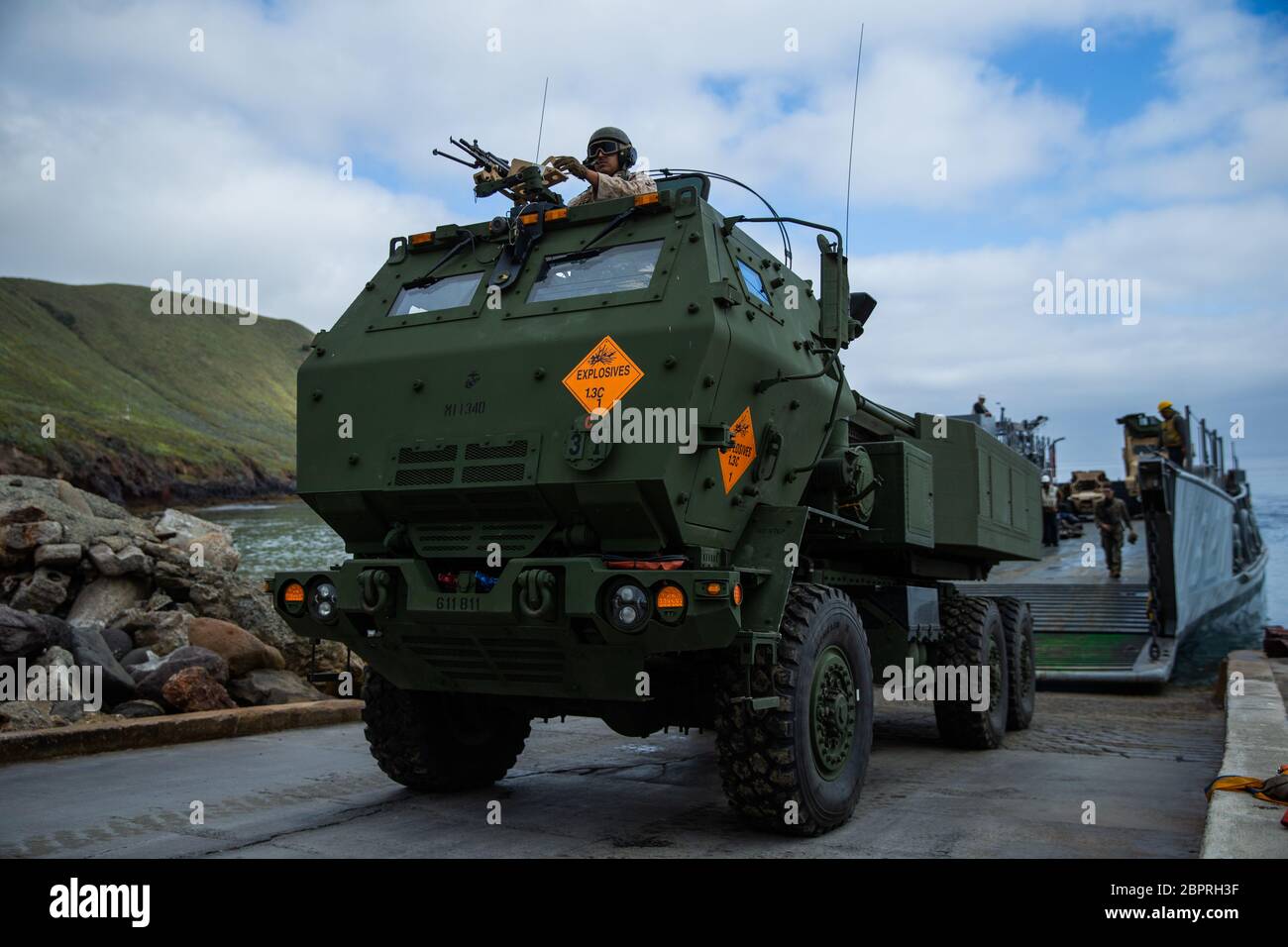 U.S. Marines, die der 1st Air Naval Gunfire Liaison Company, I Marine Expeditionary Force Information Group, zugeordnet sind, entladen ein M142 High Mobility Artillery Rocket System von einem Landungsfahrzeug Utility (LCU) auf der Insel San Clemente, 30. April 2020. Die LCU startete von der USS Comstock (LSD 45) und führte Schiff-zu-Land-Bewegung. (USA Marine Corps Foto von Sgt. Manuel A. Serrano) Stockfoto