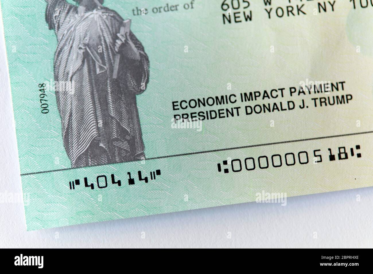 Ansicht eines vom IRS an die meisten Amerikaner und US-Bürger gesendeten Schecks über die Zahlung wirtschaftlicher Auswirkungen, um die Auswirkungen des Pandemieblocks Covid-19 zu lindern Stockfoto