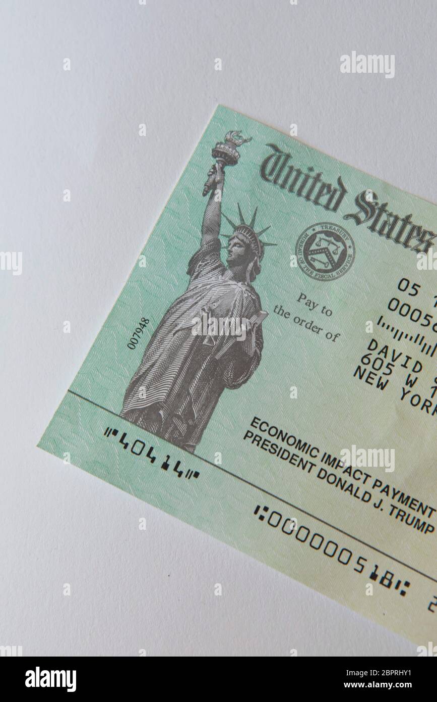 Ansicht eines vom IRS an die meisten Amerikaner und US-Bürger gesendeten Schecks über die Zahlung wirtschaftlicher Auswirkungen, um die Auswirkungen des Pandemieblocks Covid-19 zu lindern Stockfoto