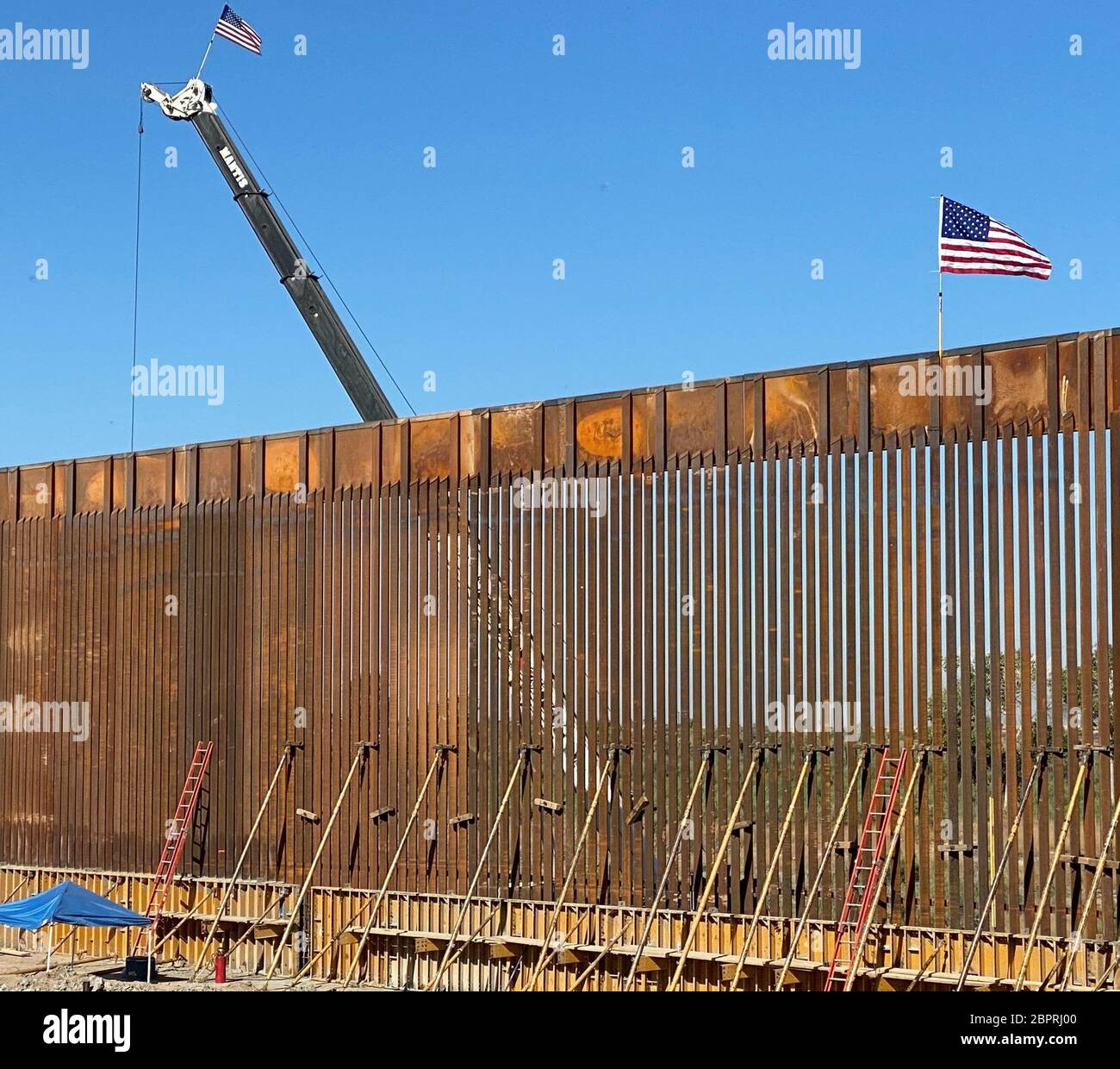 U.S. Army Corps of Engineers Bauunternehmer des South Pacific Border District bauen Flutwände und installieren Grenzschutzpaneele beim Projekt Yuma 1 in Yuma, Arizona, 7. Mai. Diese Projekte werden von der USACE durchgeführt, wie sie vom Verteidigungsminister der US-Armee geleitet wird, als Reaktion auf den Antrag des Heimatschutzministeriums, Hilfe zur Sicherung der südlichen Grenze der Vereinigten Staaten zu leisten, indem Drogenschmuggel-Korridore durch den Bau von Straßen und Zäunen blockiert werden. Und die Installation von Beleuchtung gemäß Abschnitt 284 des Titels 10, US-Code. DoD und USACE führen diese Projekte aus Stockfoto