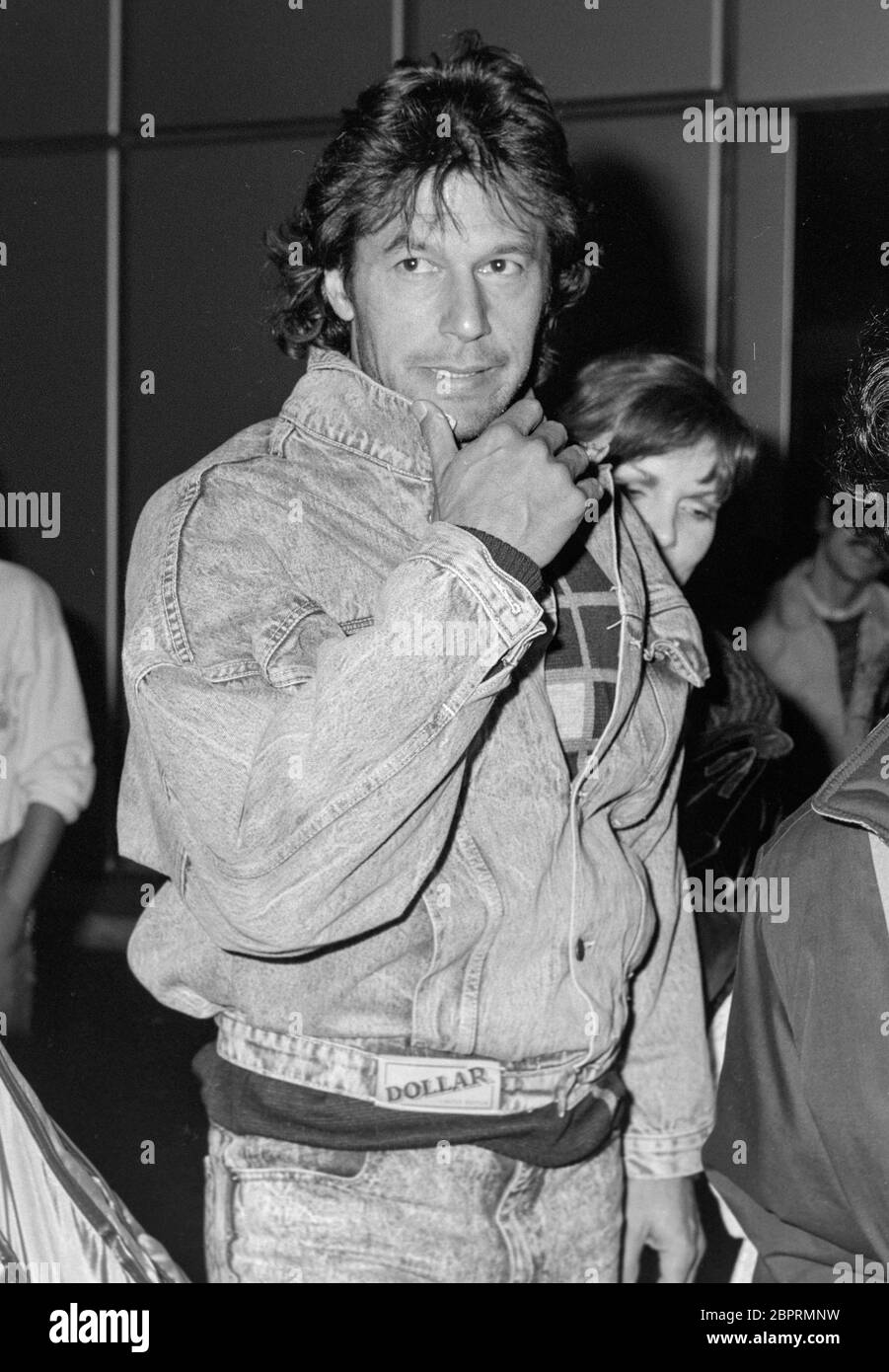 Imran Khan Kapitän der Pakistan International Cricket Team Ankunft am Flughafen London Heathrow im Jahr 1987. Stockfoto