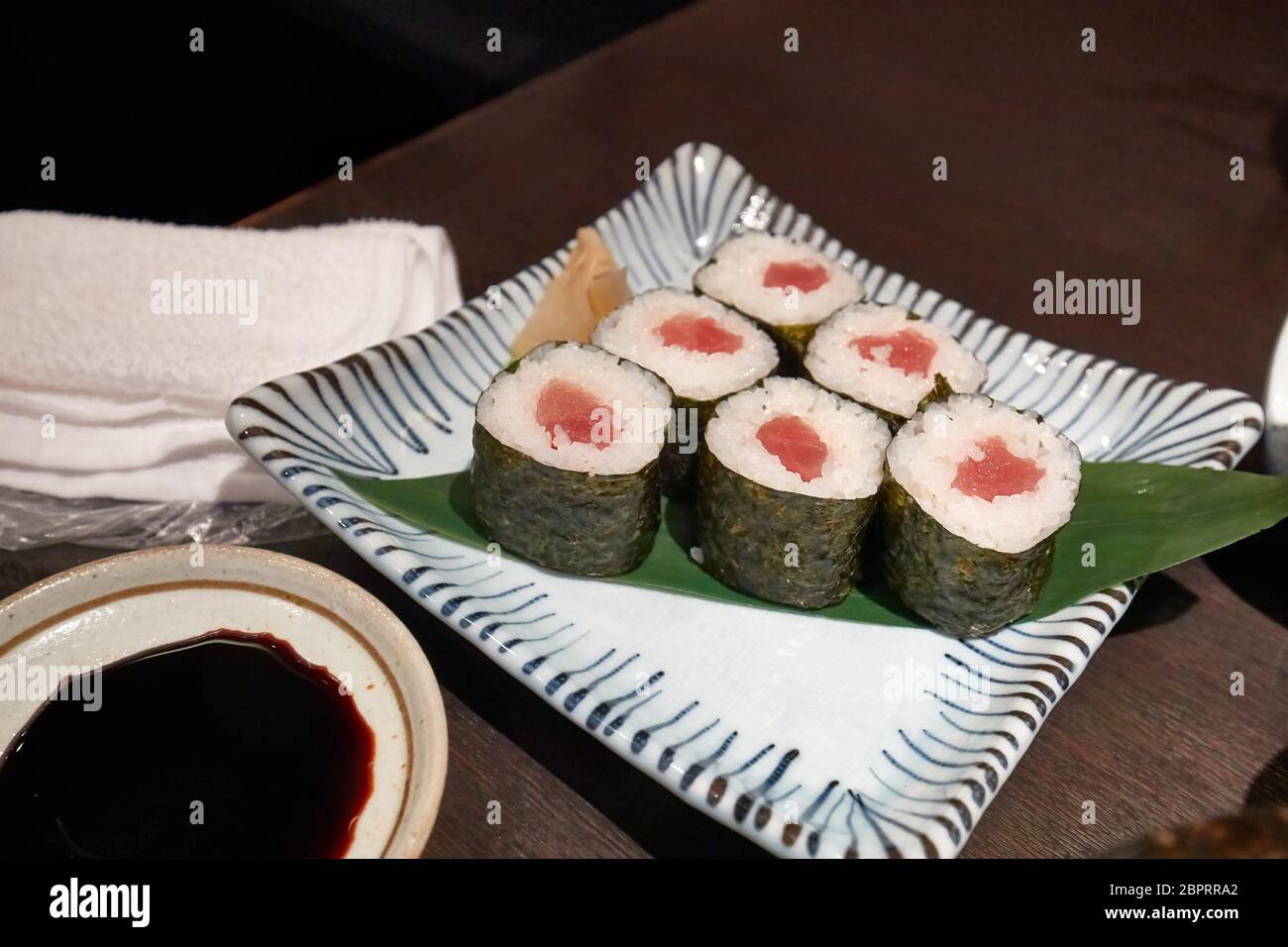 Sushi wird in einem japanischen Restaurant serviert Stockfoto