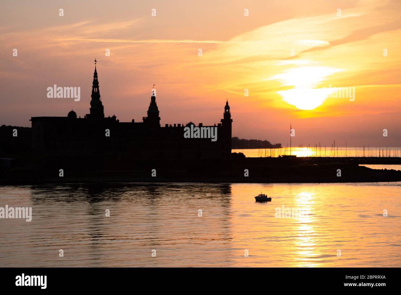 Schloss Kronborg in Helsingør Silhouette bei Sonnenuntergang, Dänemark. Schloss am Ufer in Helsingør. Dänische Hafen von Helsingør mit Schloss Kronborg. Panora Stockfoto