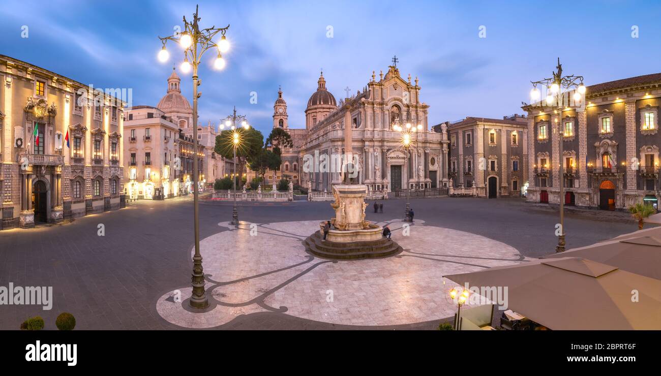 Panorama-Luftaufnahme der piazza del Duomo in Catania mit der Kathedrale Santa Agatha und Liotru, Symbol von Catania, bei Nacht, Sizilien, Stockfoto
